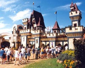 ​'Sir Frank's Medieval Hot Dog Theme Park'