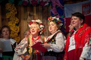 ​Delightful renaissance singers singing ballads about hot dogs